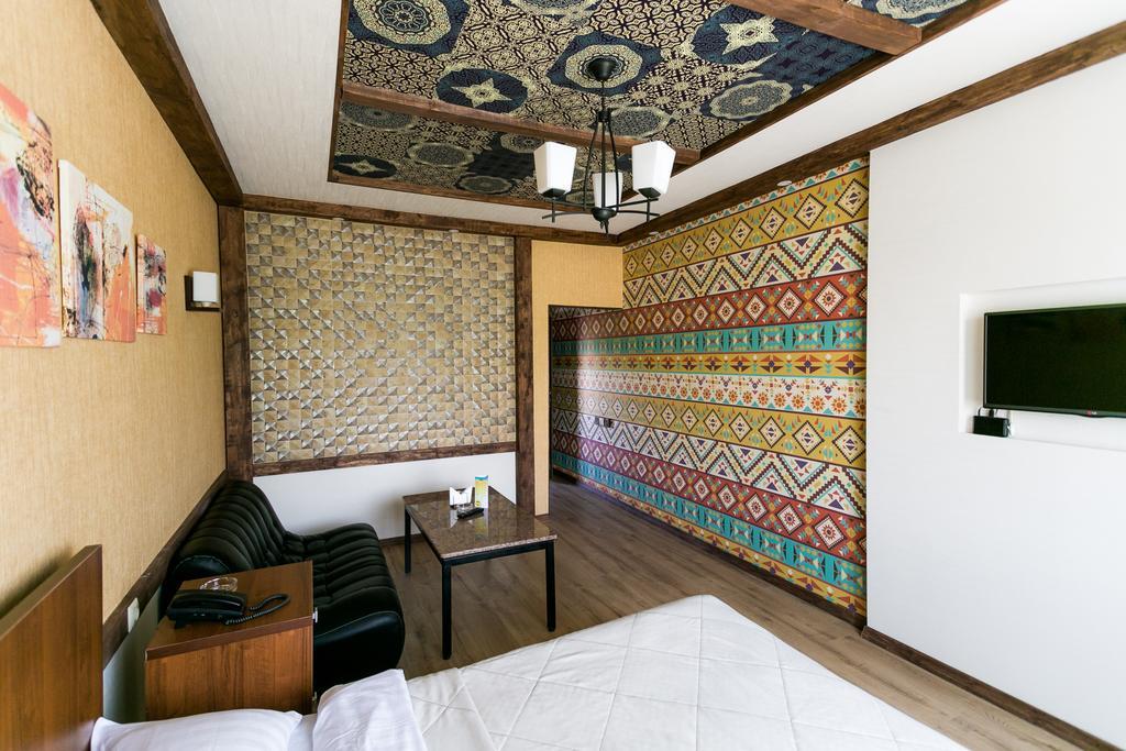 Delphin Guest House Bisjkek Eksteriør billede