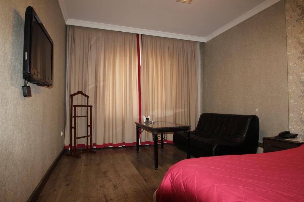 Delphin Guest House Bisjkek Eksteriør billede